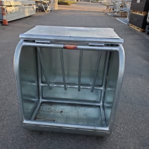 24″ Heavy Duty Feeder Solid Siding w/ Hooks – With Lid